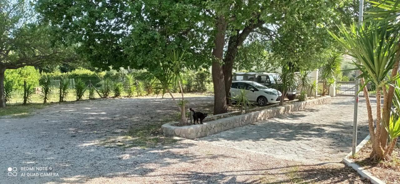 Casa Masseria Le Ville Пешичи Екстериор снимка